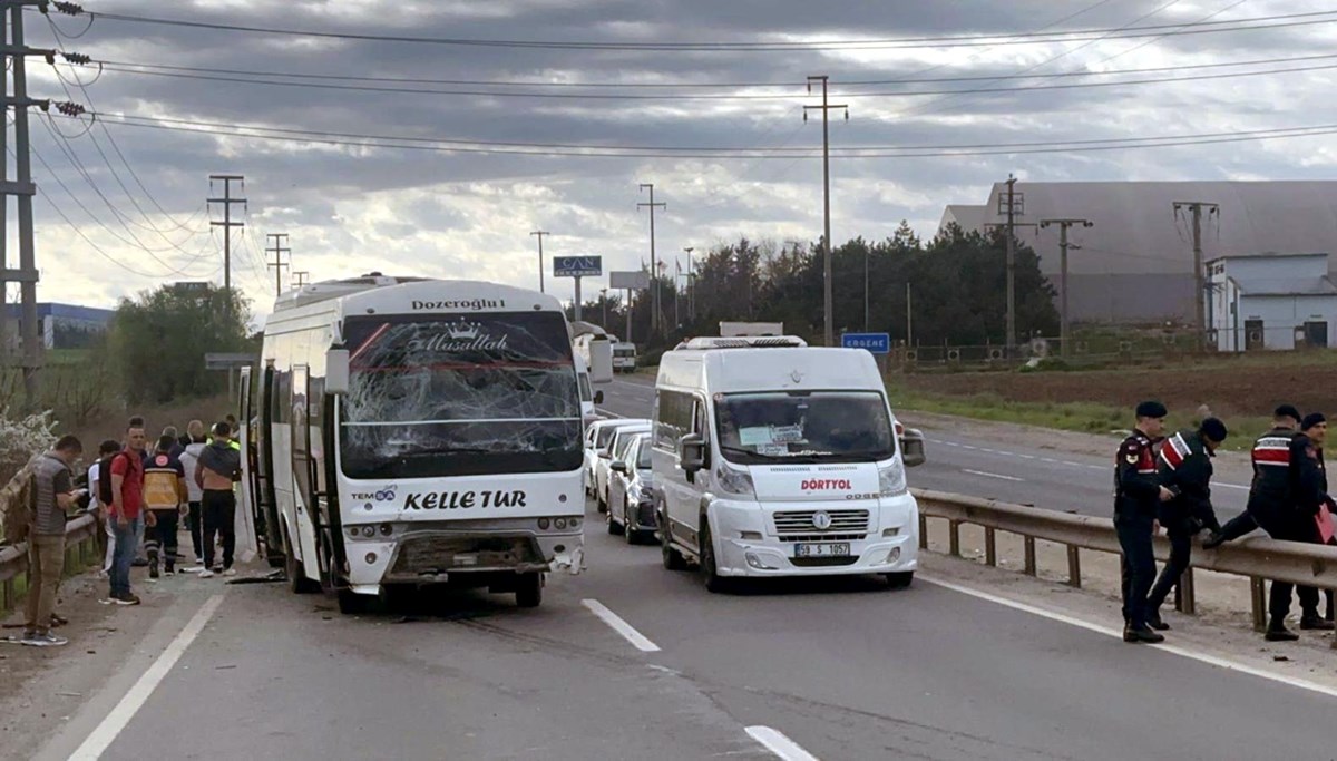 İki servis aracı çarpıştı: 5’i askeri personel, 16 yaralı İki servis aracı çarpıştı: 5’i askeri personel, 16 yaralı