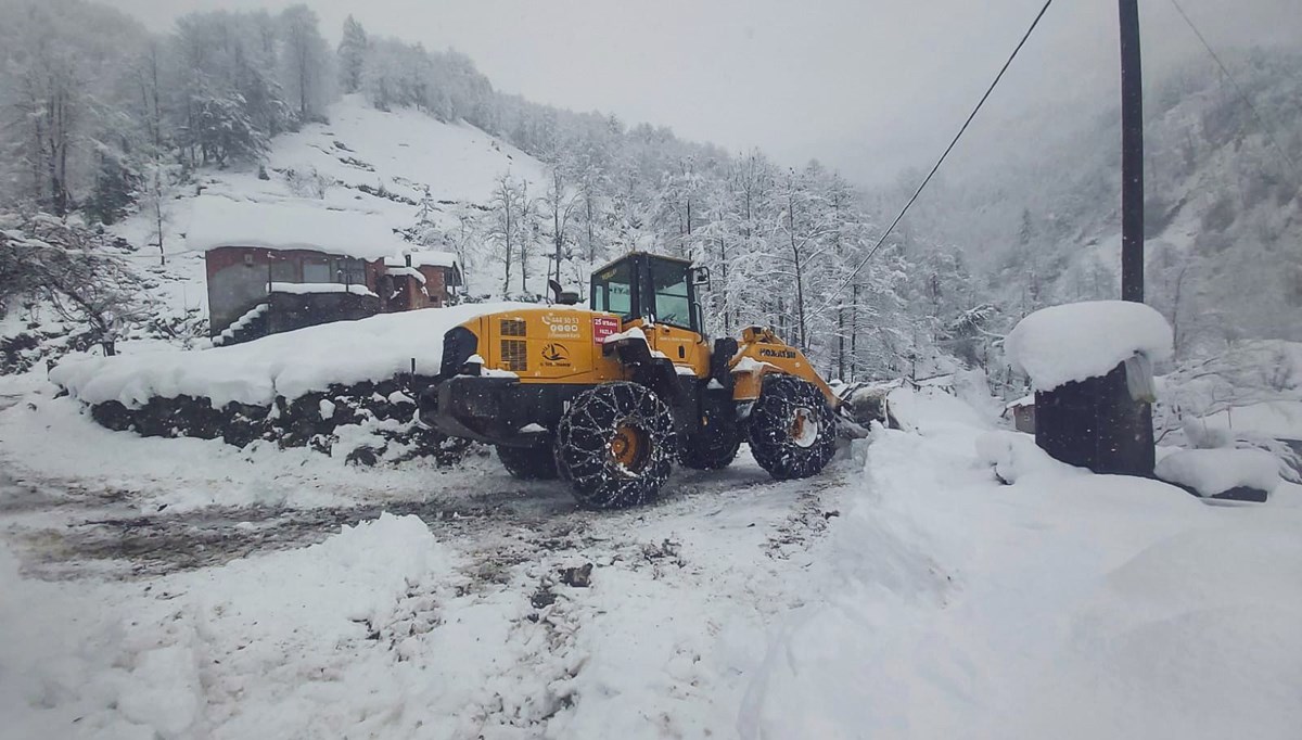 Rize'de 14 köy yolu kardan kapandı