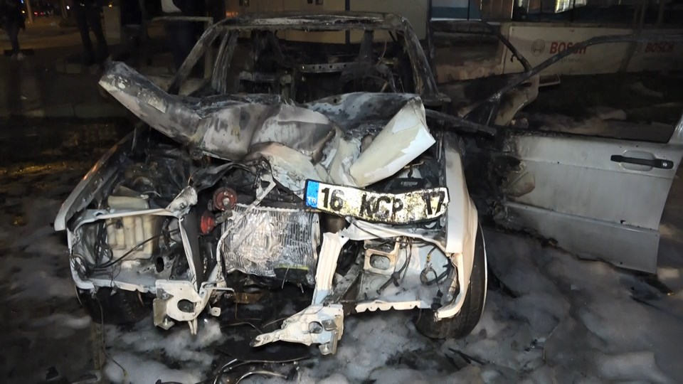 Bursa'da elektrik direğine çarpan otomobil alev aldı: 5 yaralı - 2
