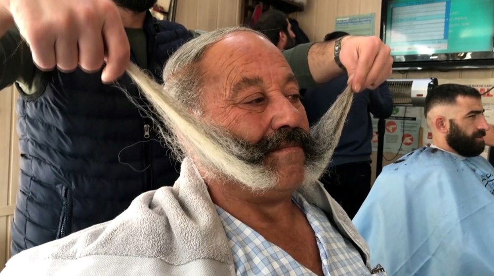 Bıyıklarının aylık masrafı bin 500 lira - 1