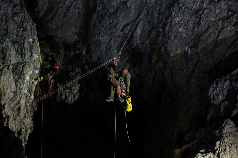 ABD'li dağcı rahatsızlanarak mahsur kaldığı mağaradan 9. günde kurtarıldı - 3
