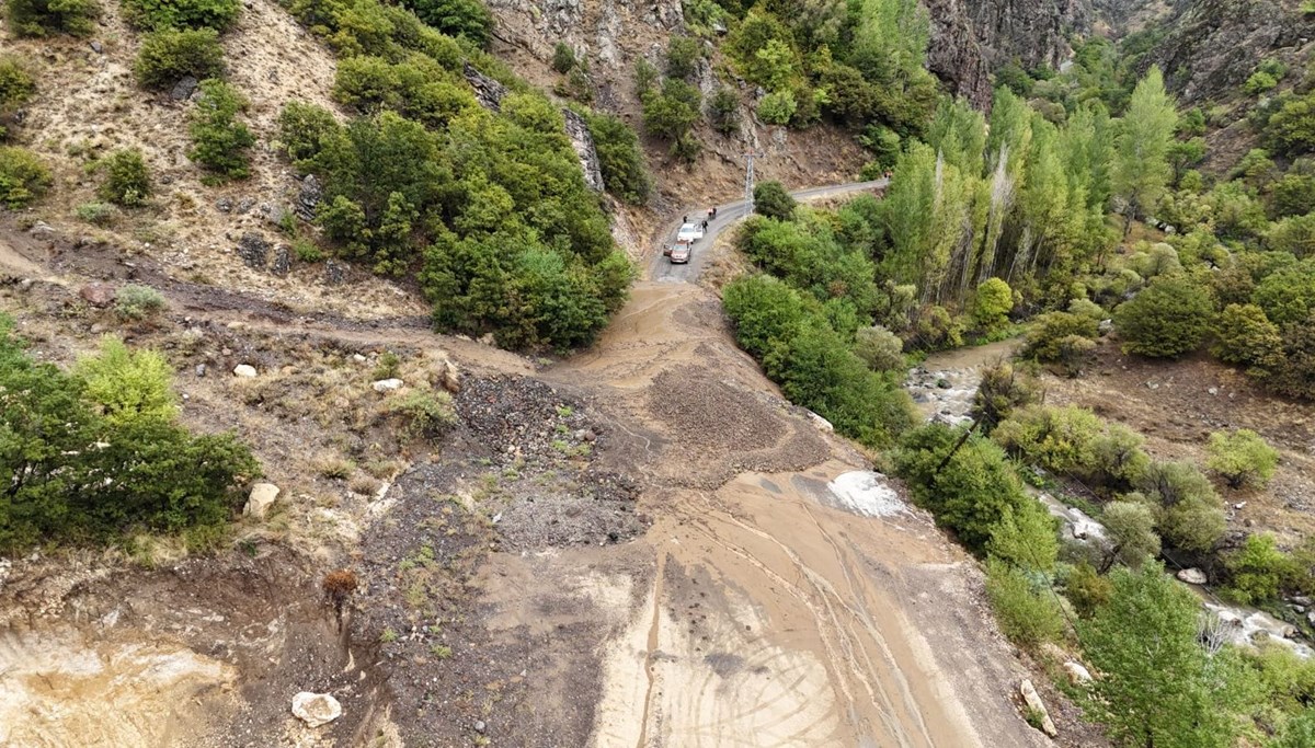 Tunceli’de sağanak yağış heyelana neden oldu Tunceli’de sağanak yağış heyelana neden oldu