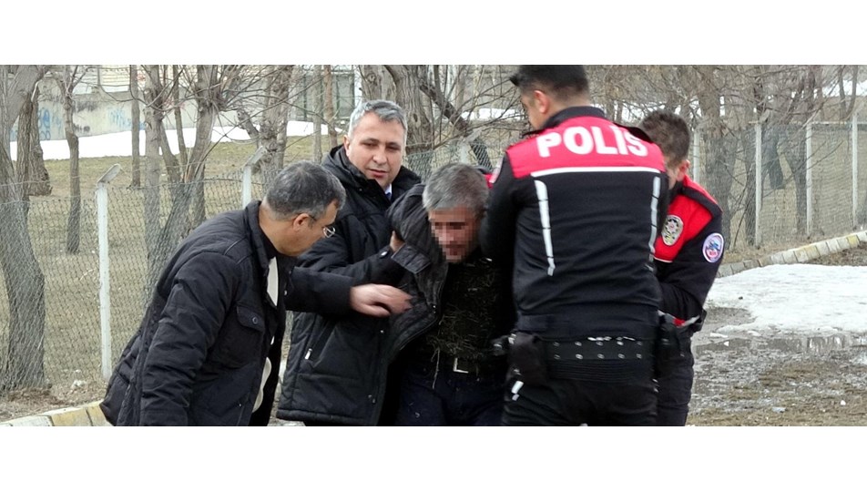Ayrı yaşadığı eşini çocuklarının gözü önünde öldürdü