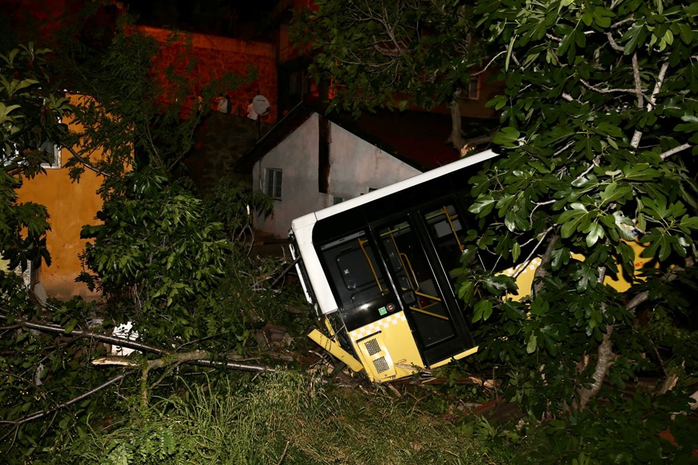 Beykoz'da İETT otobüsü evin bahçesine düştü - 3