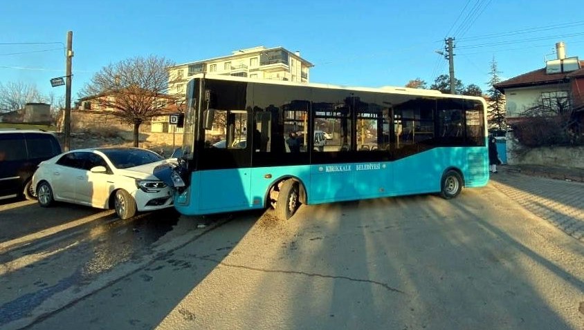 Halk otobüsü ile otomobil çarpıştı: 6 yaralı