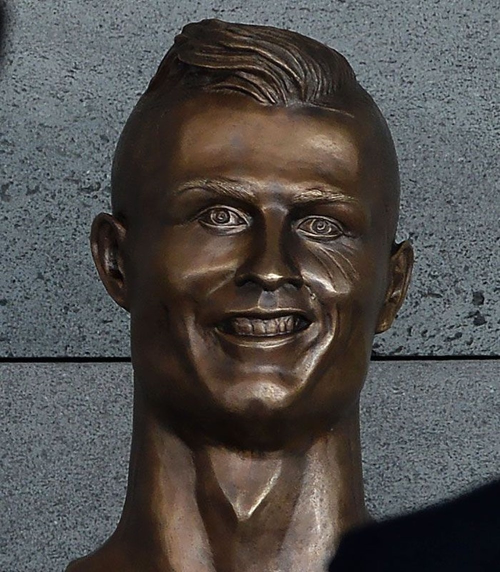 Скульптура мем 2016 года Alay edilen heykeltıraştan ikinci kez Cristiano Ronaldo heykeli