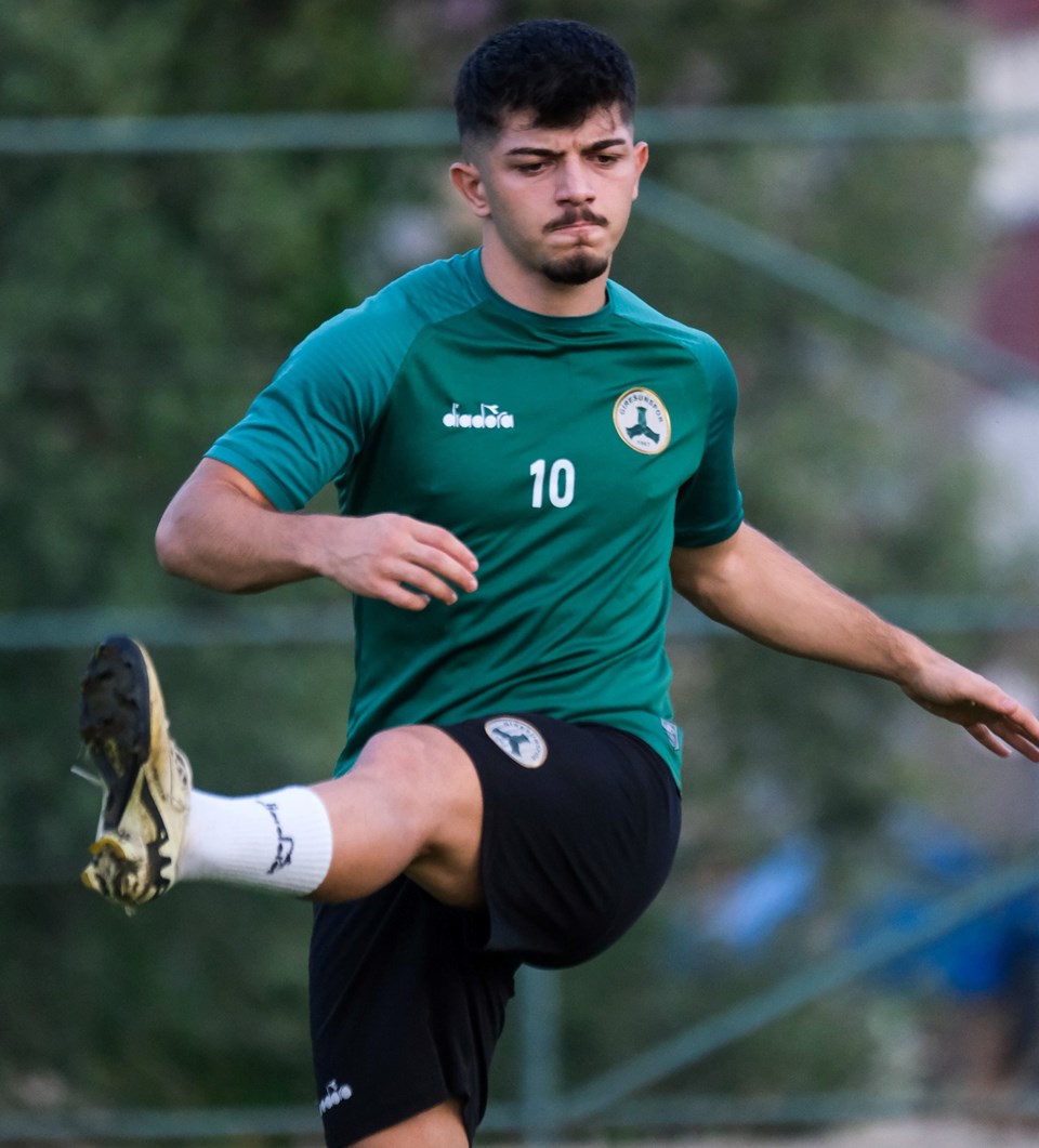 Giresunspor'lu genç futbolcu Şahin Dik sahada baygınlık geçirdi - 1