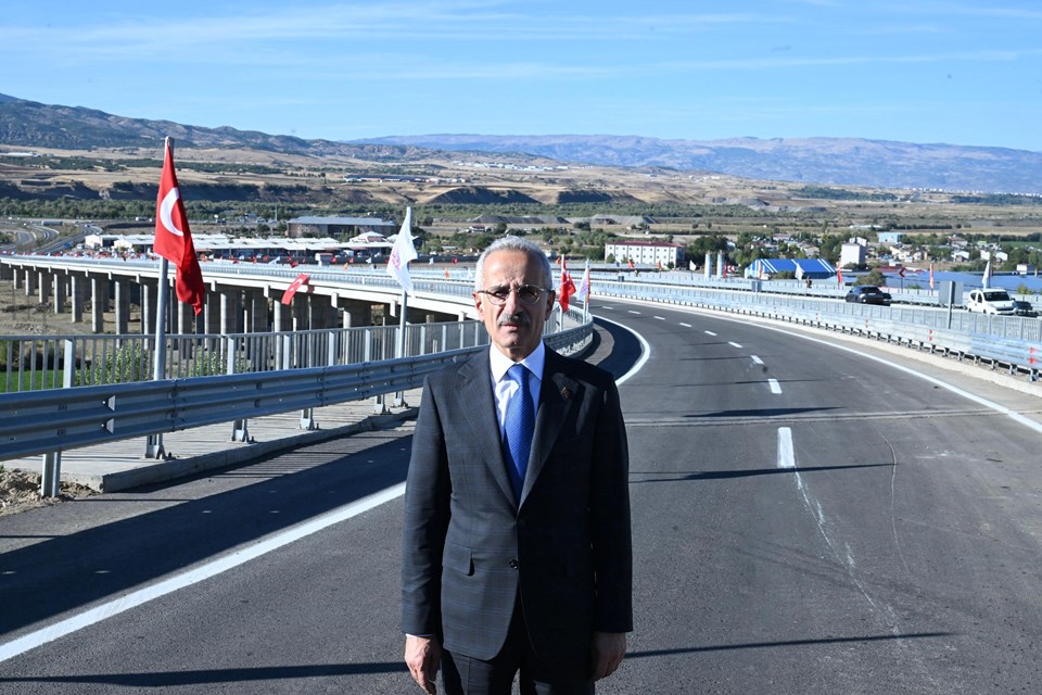 Bakan Uraloğlu: Genç Viyadüğü ile transit trafik nefes aldı - 1