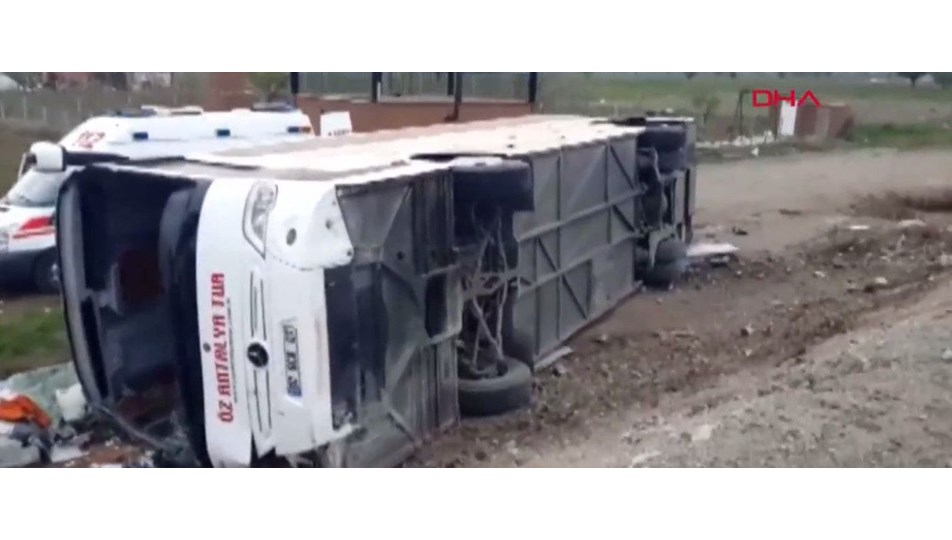 Denizli De Ogrencileri Tasiyan Tur Otobusu Devrildi 34 Yarali Ntv
