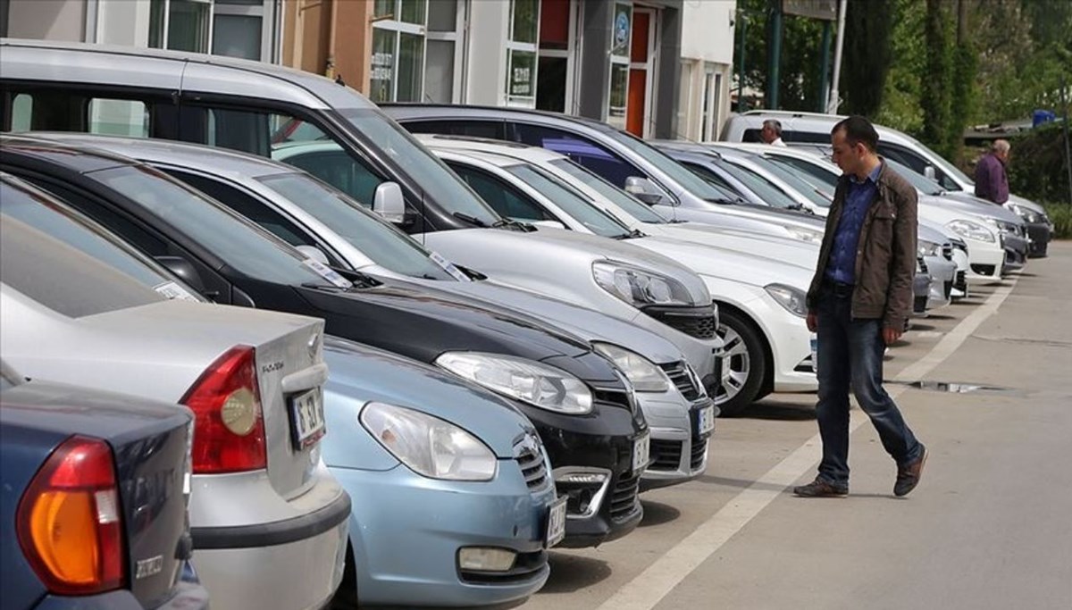 İkinci el oto pazarında yaprak kımıldamıyor İkinci el oto pazarında yaprak kımıldamıyor