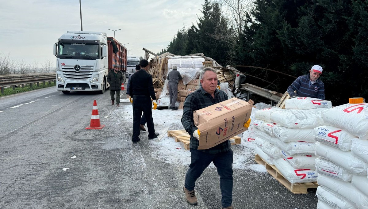 Anadolu Otoyolu’nda TIR devrildi: İstanbul yönünde kontrollü ulaşım tek şeride düştü Anadolu Otoyolu’nda TIR devrildi: İstanbul yönünde kontrollü ulaşım tek şeride düştü