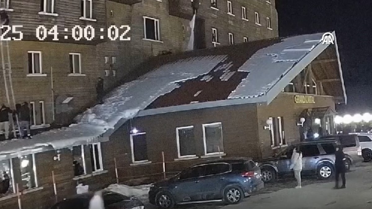 Görüntülerde bir kişinin çarşaflara tutunarak aşağı inmeye çalıştığı görülüyor