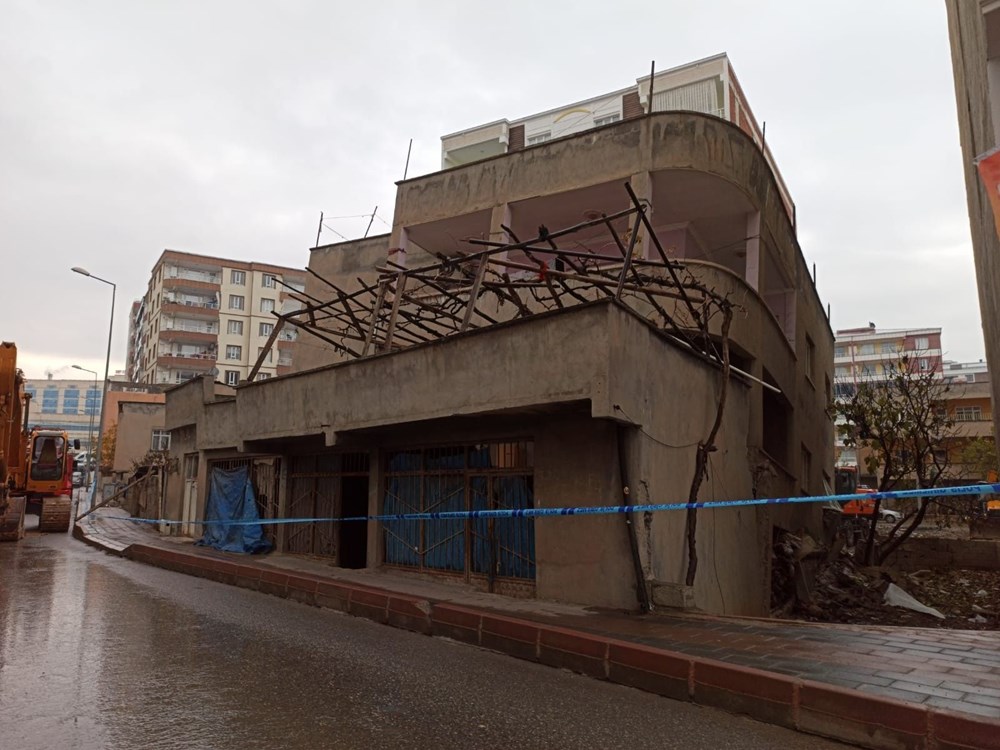 Yan yatan bina iş makineleriyle tutuldu - 4