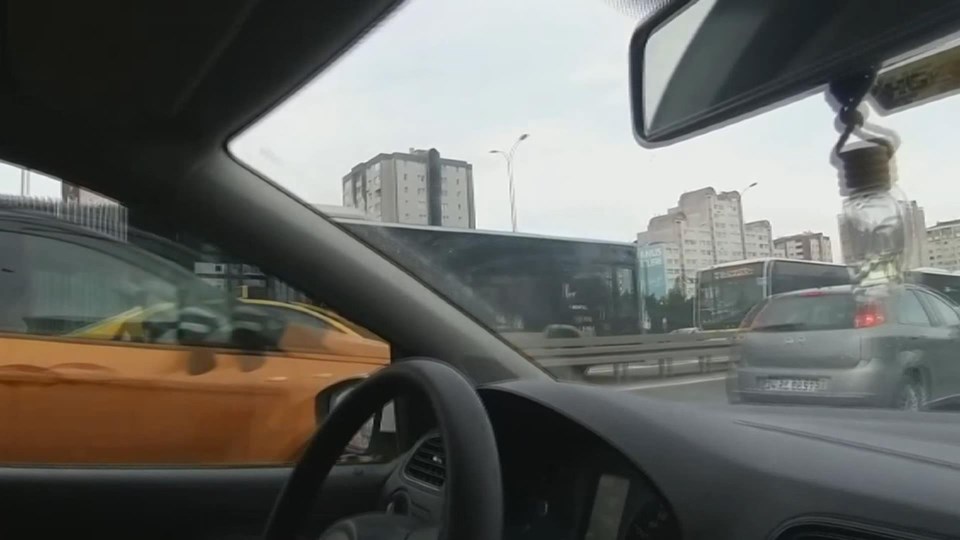 İstanbul'da iki metrobüs çarpıştı - 2