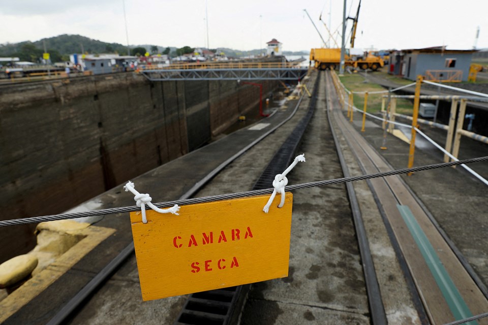 Panama Kanalı'nda 200'den fazla gemi mahsur kaldı - 1