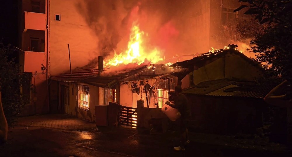 Ümraniye'de yangın: Gecekondu alev aldı - 1