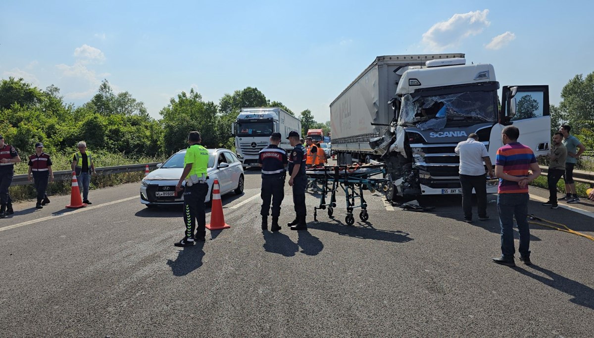 Düzce'de tankere çarpan TIR'da aynı aileden 5 kişi yaralandı Düzce'de tankere çarpan TIR'da aynı aileden 5 kişi yaralandı