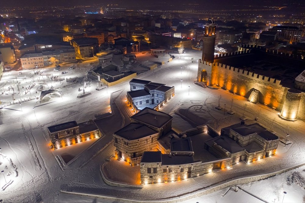 Doğu'nun "kış cenneti" Erzurum gündüz bembeyaz, gece ise ışıl ışıl - 19