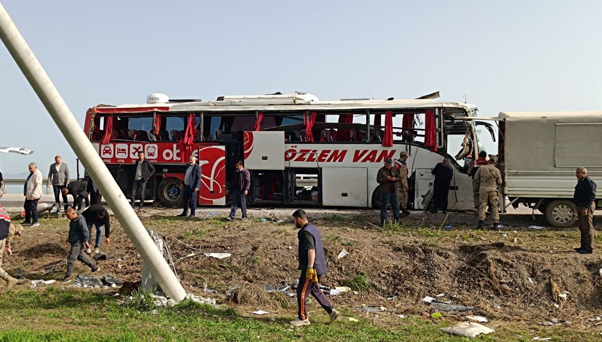 Van'da yolcu otobüsü devrildi Van'da yolcu otobüsü devrildi