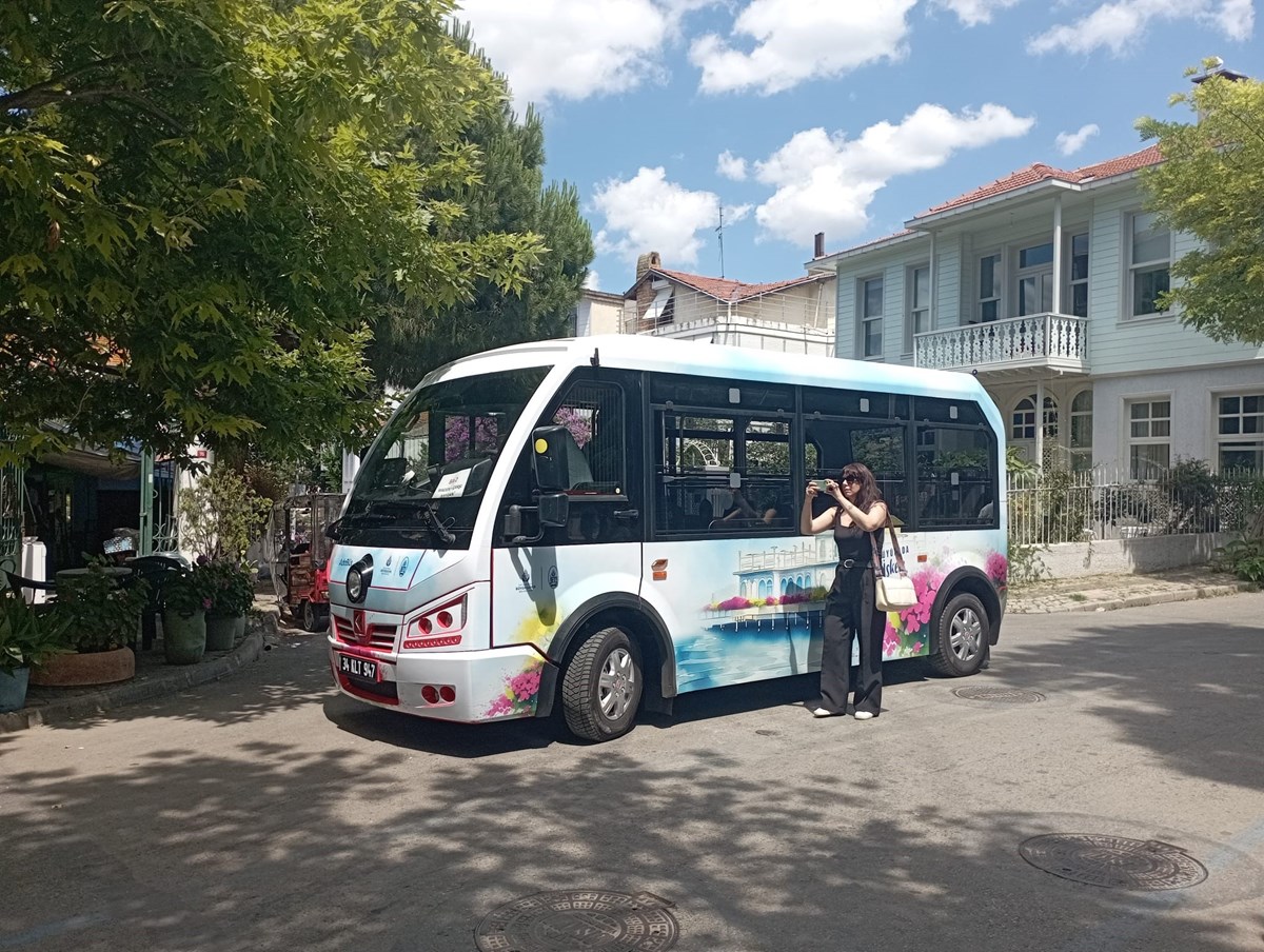 Adalar'da minibüs tepkisi | Polis ve vatandaşlar arasında arbede çıktı: Gözaltılar var