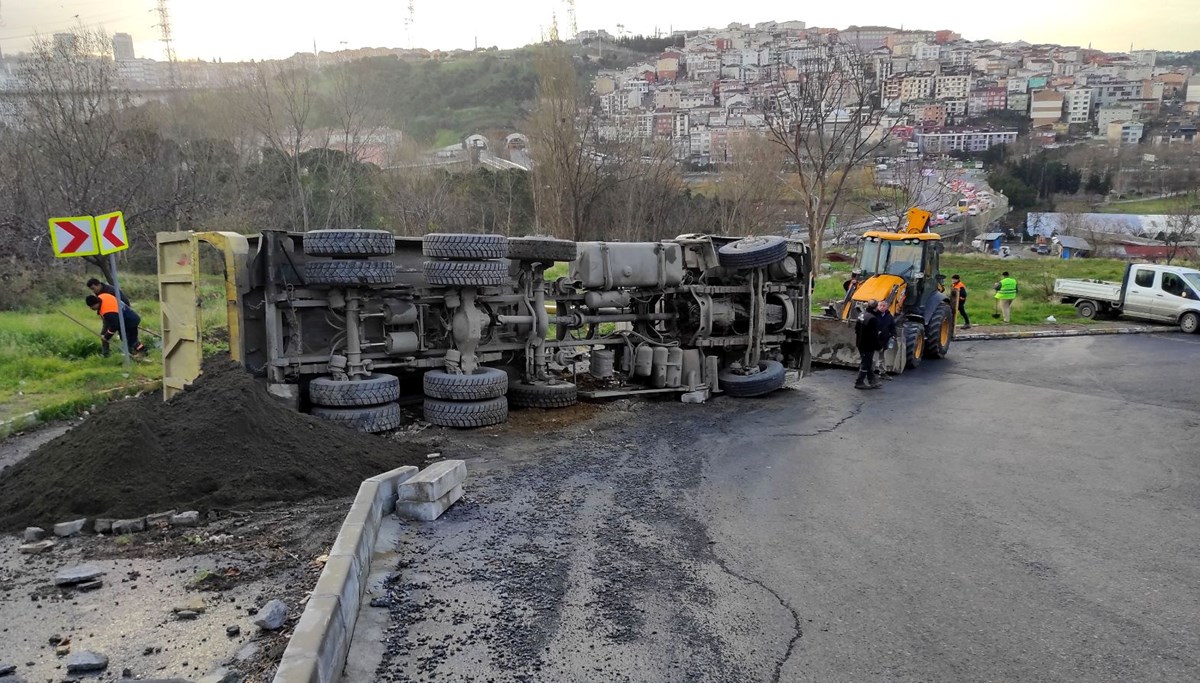 İstanbul'da hafriyat kamyonu devrildi