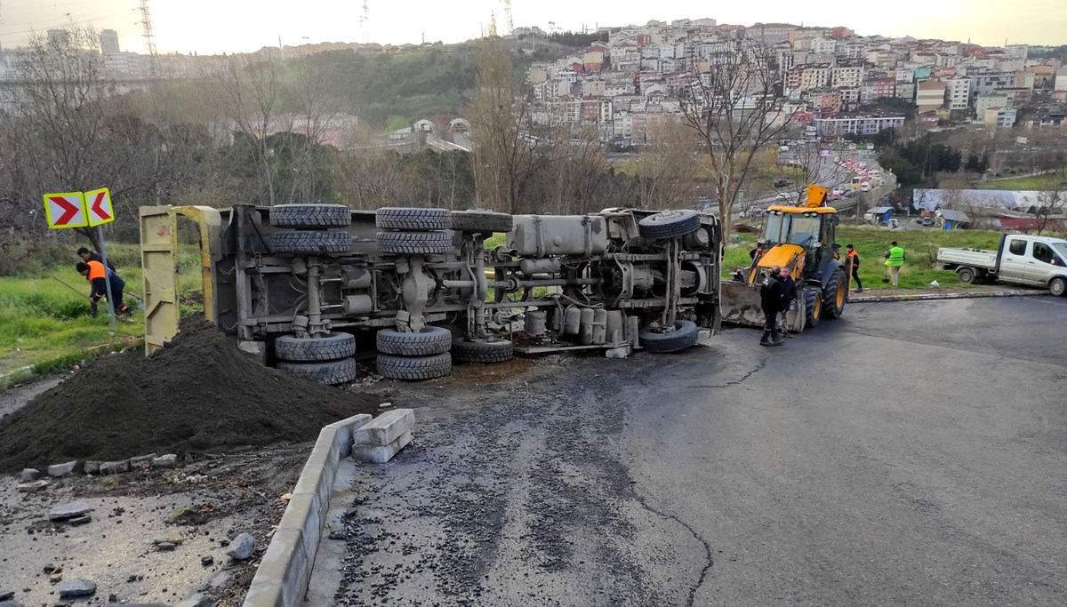 İstanbul'da hafriyat kamyonu devrildi İstanbul'da hafriyat kamyonu devrildi