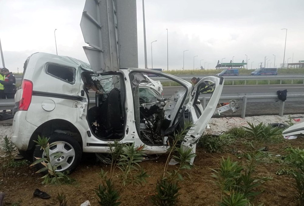 Çanakkale'de feci kaza: Anne ile oğlu öldü, baba ağır yaralı - 3