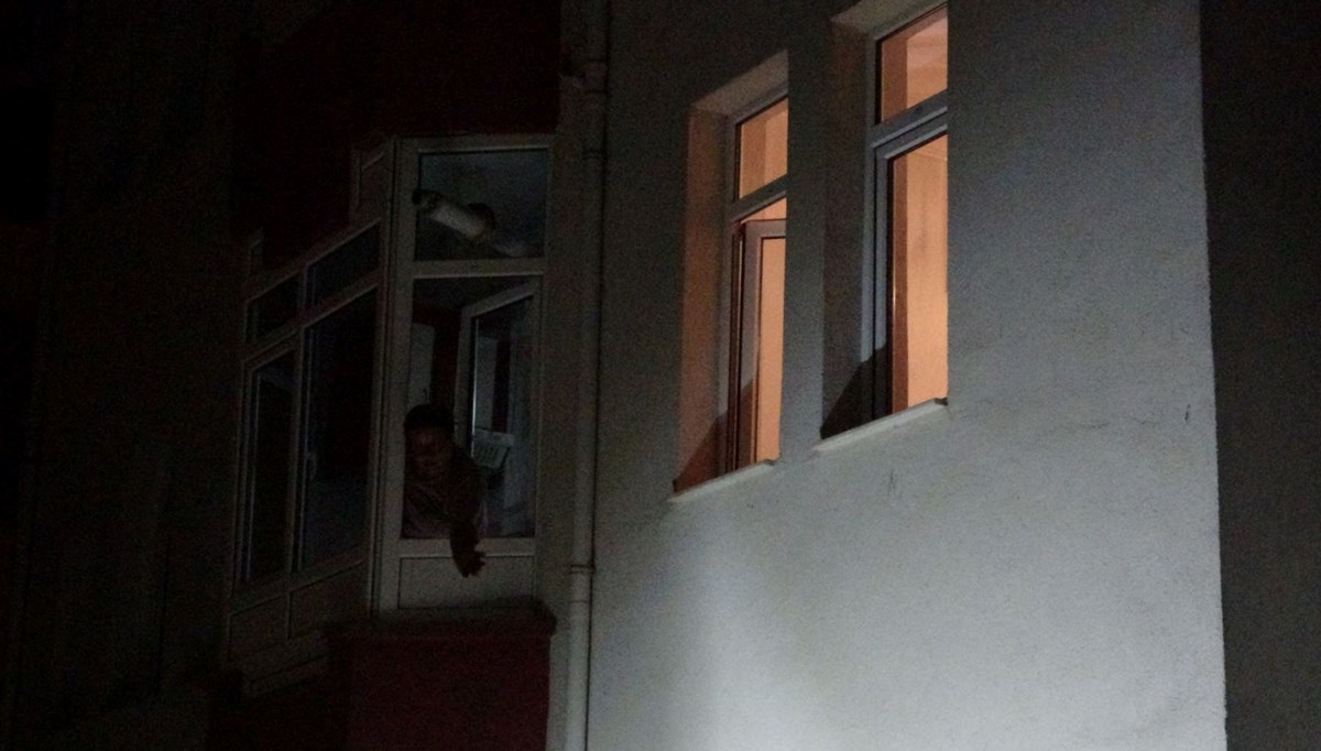 Odasında sigara içerken pencereden düştü