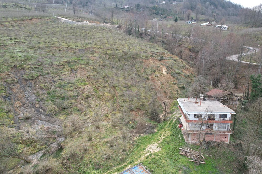 Toprak altından akan su ve taş ocağı meskenleri yamultuyor: Mahalleli isyan etti 78 4nOGLNvPnEGBO 9lOV9PJA