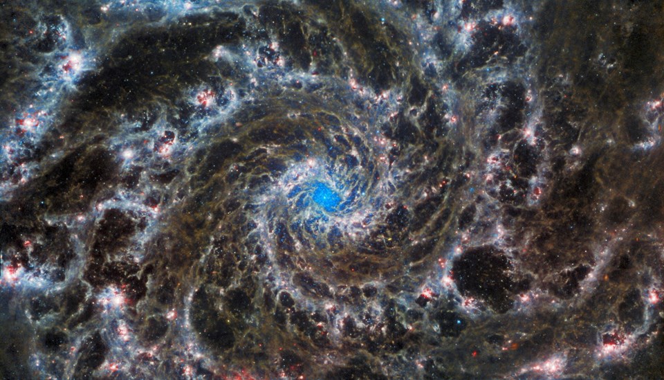 NASA, Phantom Galaksisi'nin çarpıcı yeni görüntüsünü yayınladı - 2