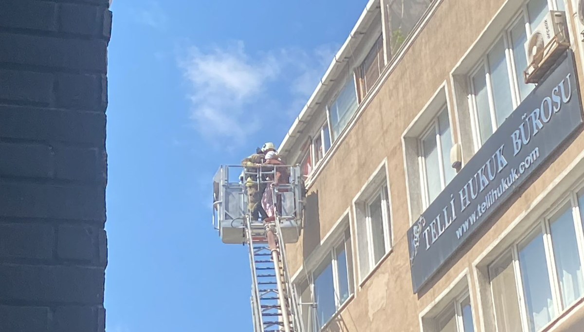 İstanbul'da 5 katlı binada yangın: Mahsur kalanlar var