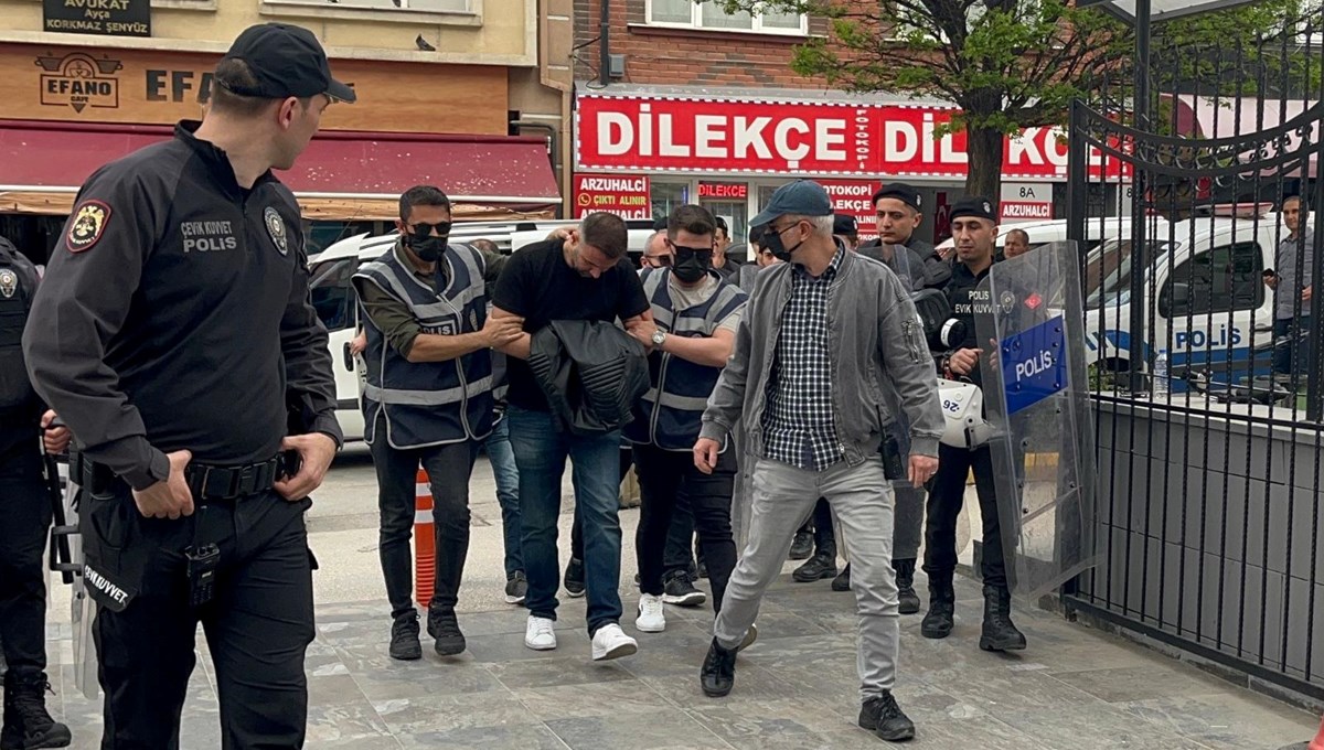 Kelime-i Tevhid yazılı bayrakla yürüyen kişiye müdahale: Şüphelinin ifadesi ortaya çıktı Kelime-i Tevhid yazılı bayrakla yürüyen kişiye müdahale: Şüphelinin ifadesi ortaya çıktı