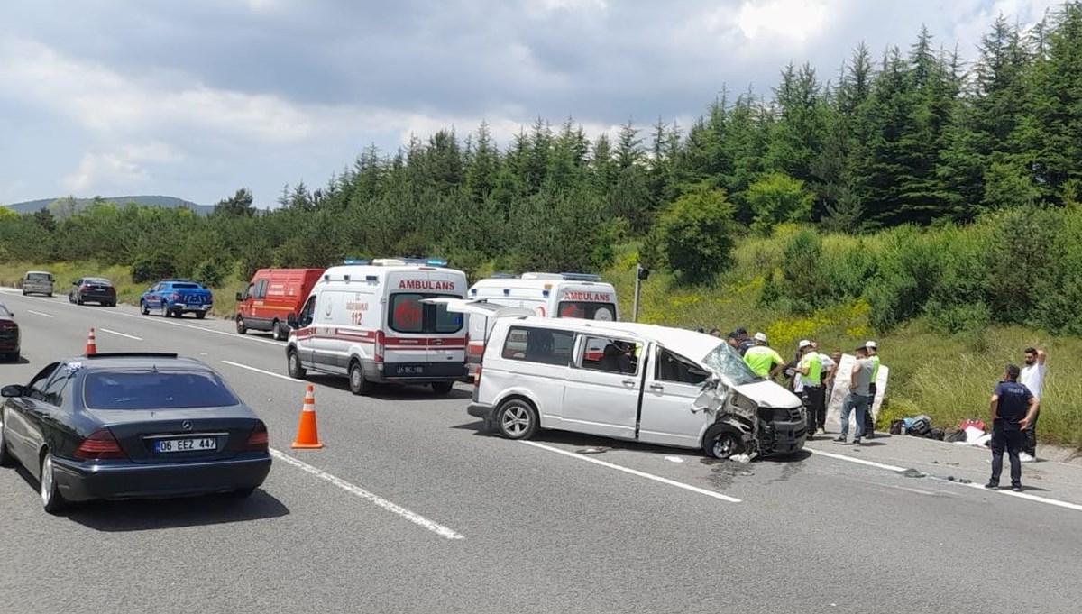Bolu'da minibüs takla attı: 1 ölü, 10 yaralı Bolu'da minibüs takla attı: 1 ölü, 10 yaralı