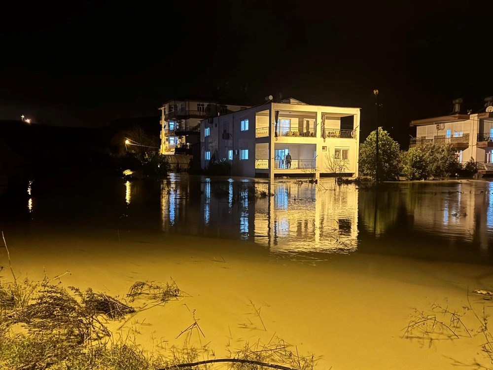 Manavgat'ta yoğun yağış etkili oldu, yollar göle döndü - 2