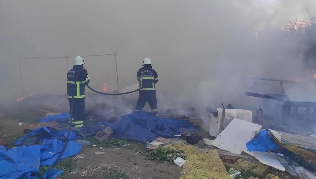 Hatay’da 2 çadır yanarak kül oldu