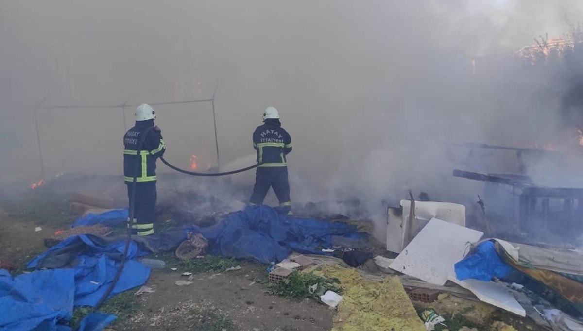 Hatay’da 2 çadır yanarak kül oldu Hatay’da 2 çadır yanarak kül oldu