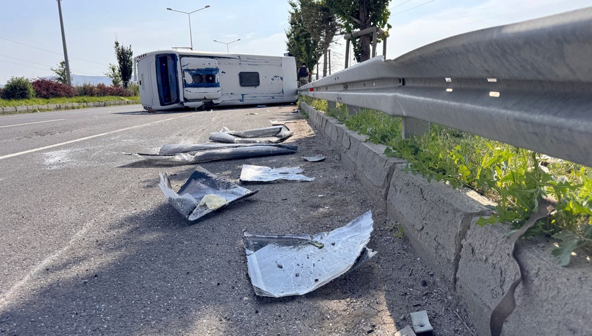 Erzurum'da askeri servis aracı devrildi