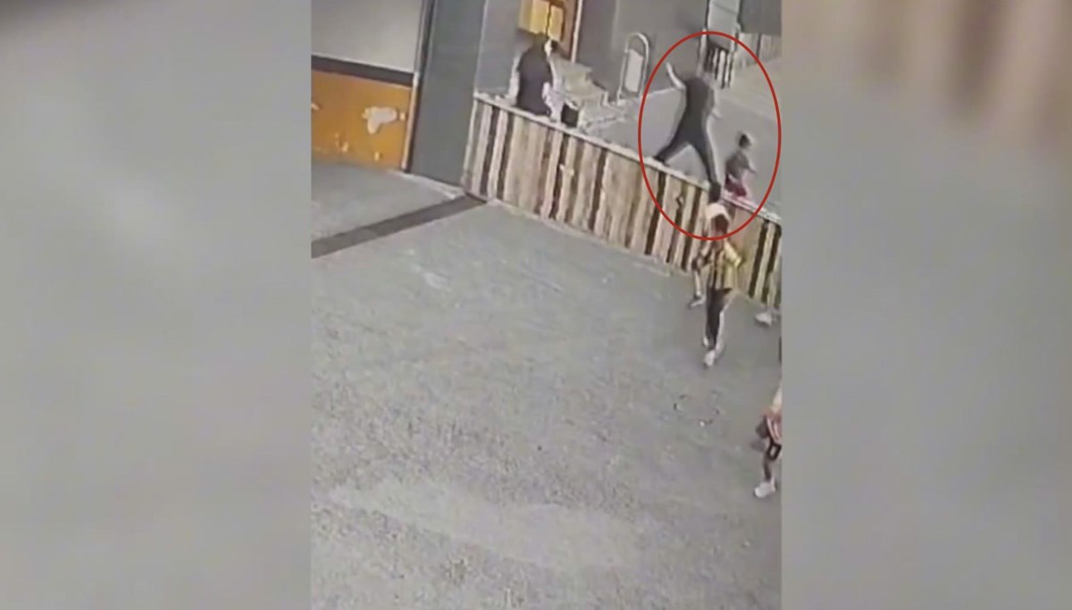 AVM otoparkında 7 yaşındaki çocuğa saldırı: Önce yumruk attı ardından yere fırlattı AVM otoparkında 7 yaşındaki çocuğa saldırı: Önce yumruk attı ardından yere fırlattı
