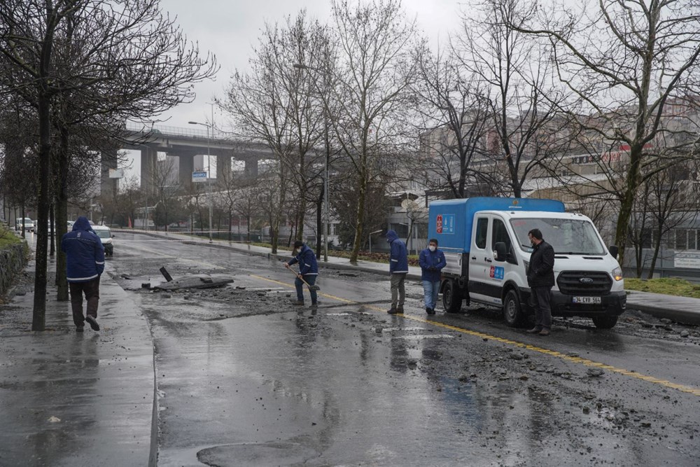 İstanbul'da su borusu patladı, moto kurye açılan çukura düştü - 7