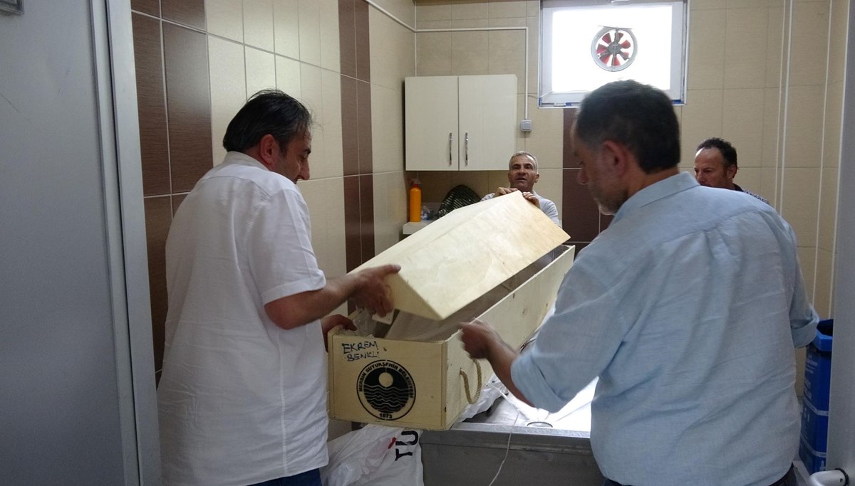 Havalimanında cenazeler karıştı | Gasilhanede tabutu açan aile başkasının cenazesini görünce şaşkınlık yaşadı Havalimanında cenazeler karıştı | Gasilhanede tabutu açan aile başkasının cenazesini görünce şaşkınlık yaşadı