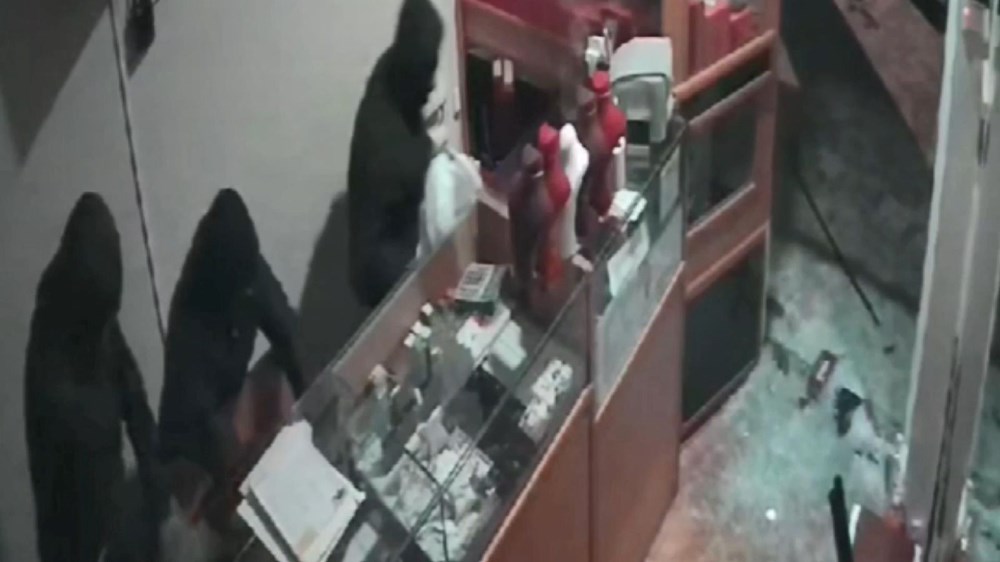 Kar maskeli hırsızlardan 3 dakikada 400 bin liralık soygun - 4