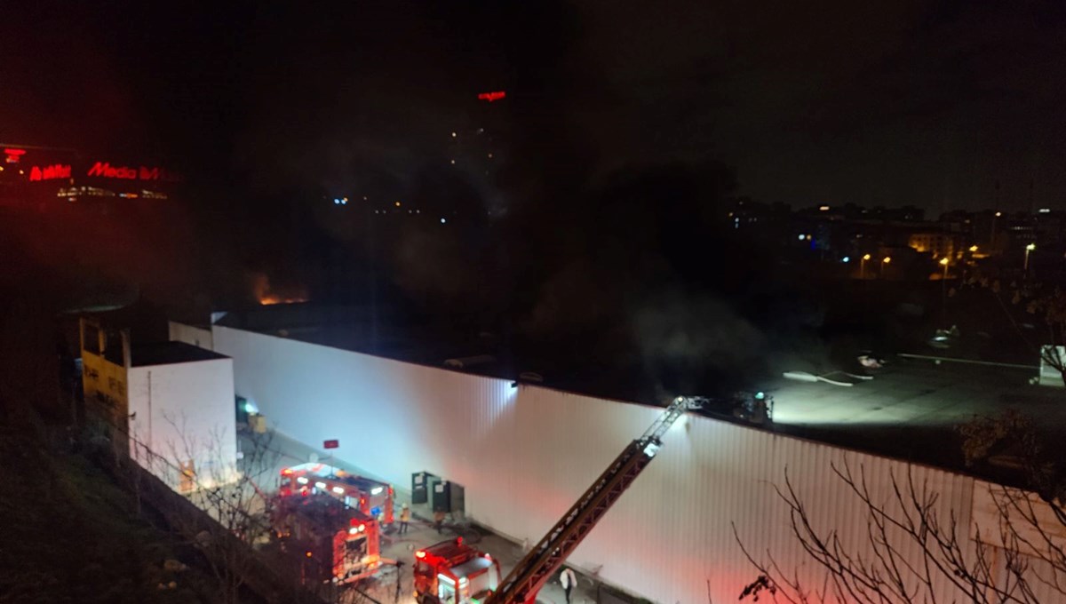 Esenyurt'ta zincir markette yangın