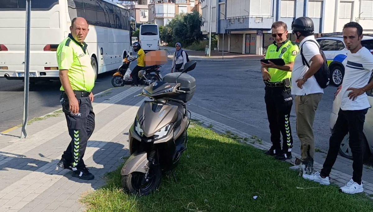 Sürücü trafik levhasına çarptı