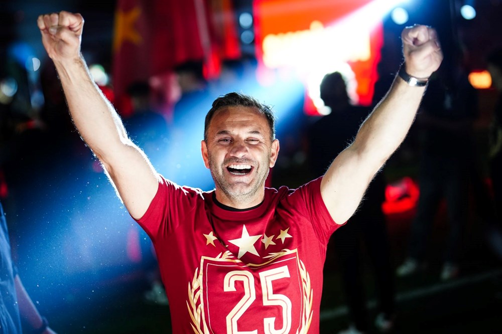 Okan Buruk, canlı yayında ayrılıkları ve Osimhen'i açıkladı: