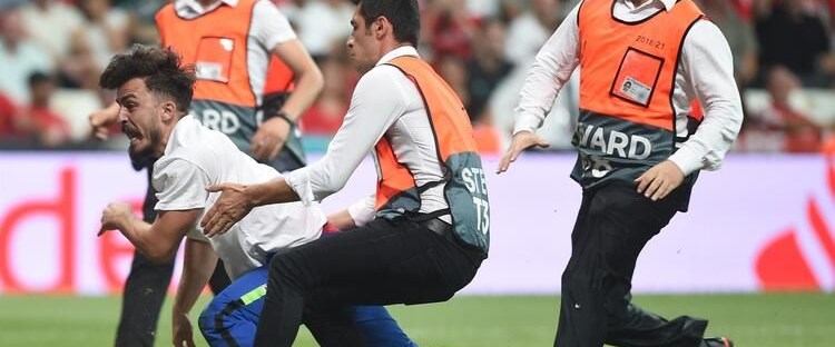 UEFA Süper Kupa final maçında sahaya atlayan YouTuber özür ...