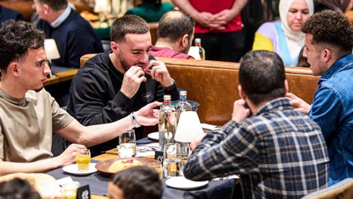 Milli futbolcu Orkun Kökçü ve takım arkadaşlarından Hollanda'da iftar yemeği