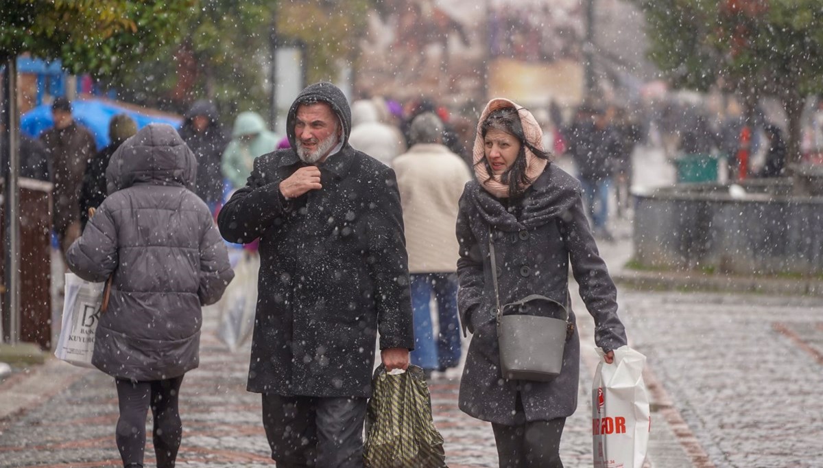 Edirne'de kar yağışı etkili oluyor