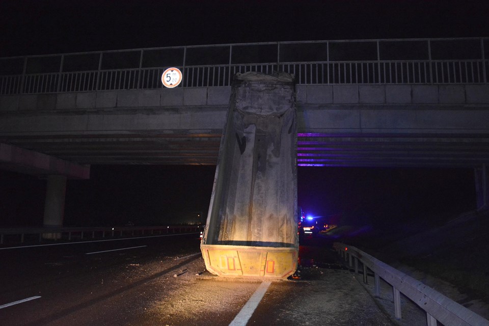 Damperi açık seyreden TIR faciaya yol açtı: 2 ölü - 1