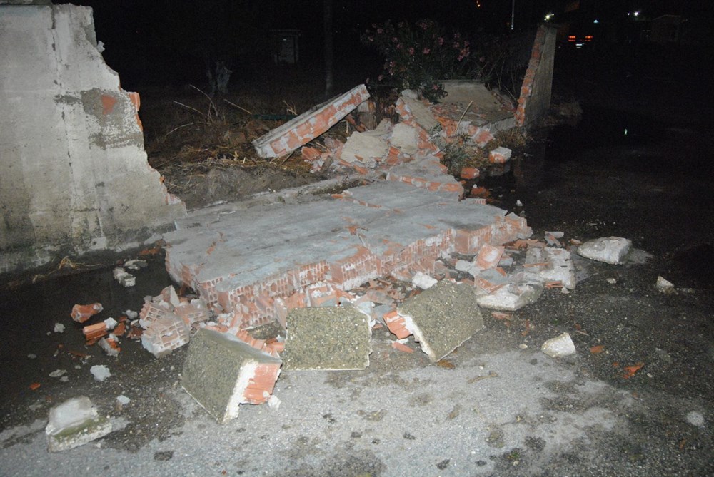 İzmir�de yağış ve rüzgar nedeniyle beton duvarlar yıkıldı Son Dakika İzmir�de yağış ve rüzgar nedeniyle beton duvarlar yıkıldı Son Dakika