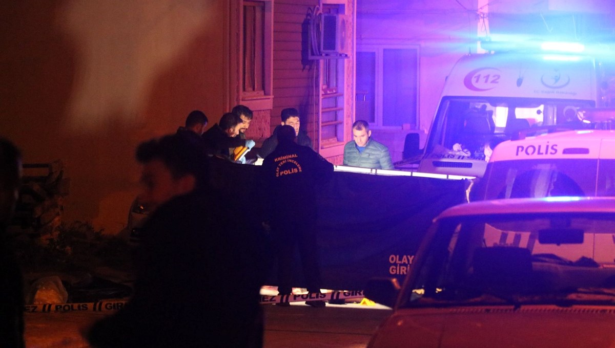 Evinde çıkan kavgada bıçaklanan yabancı uyruklu kişi öldü Evinde çıkan kavgada bıçaklanan yabancı uyruklu kişi öldü